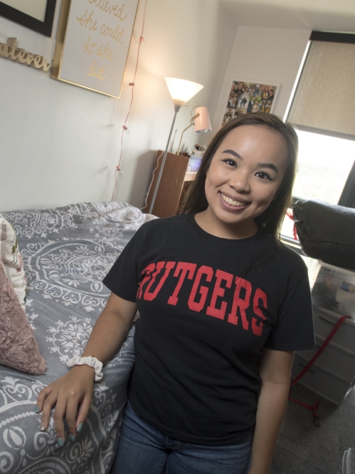 A student moves into a room in the honors college